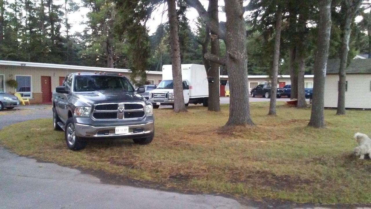 Pine Grove Motel Sault Ste. Marie Zewnętrze zdjęcie